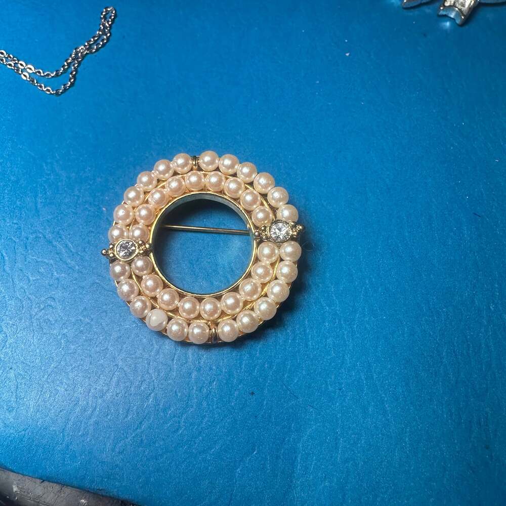 Hobe Faux Pearl and Tourmaline Stones Circle Brooch Pin Vintage 1.5"